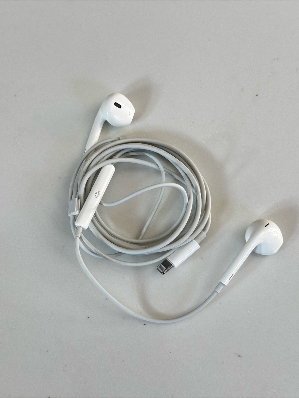 Apple White Lightning Earbuds with Inline Remote